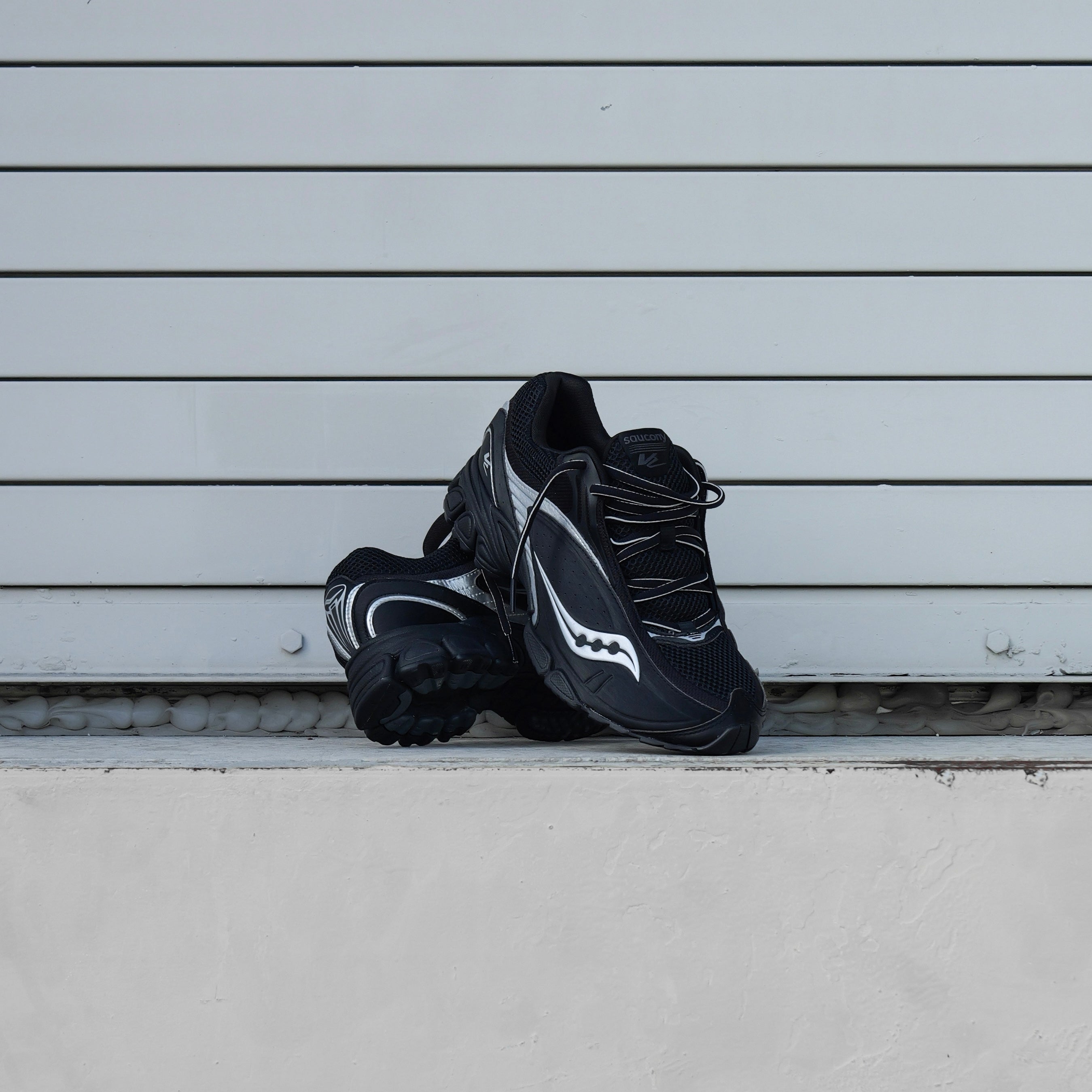 Mens Saucony ProGrid V2 (Black/Silver) - Saucony