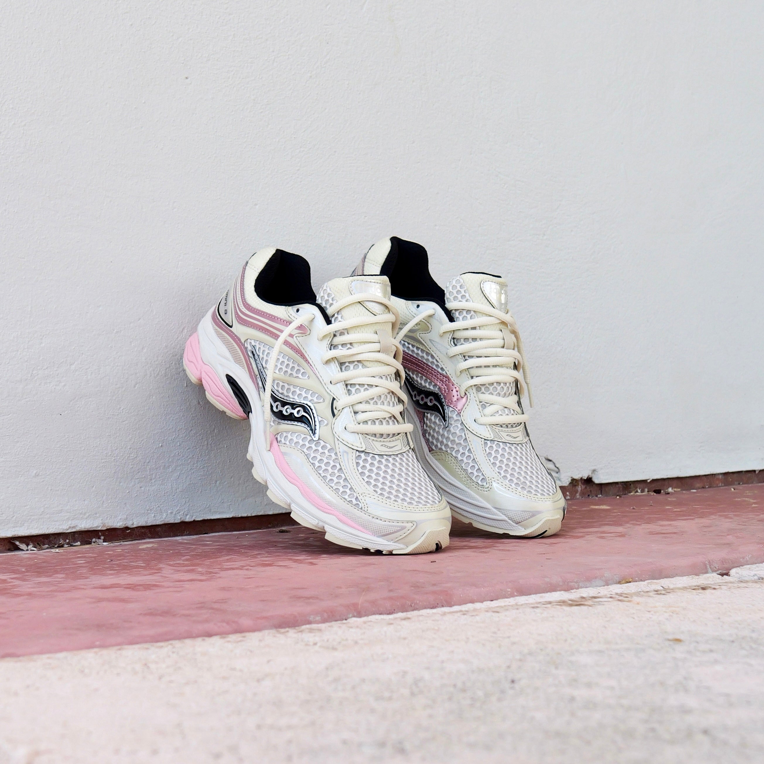 Mens Saucony ProGrid Omni 9 (Eggshell/Touch)