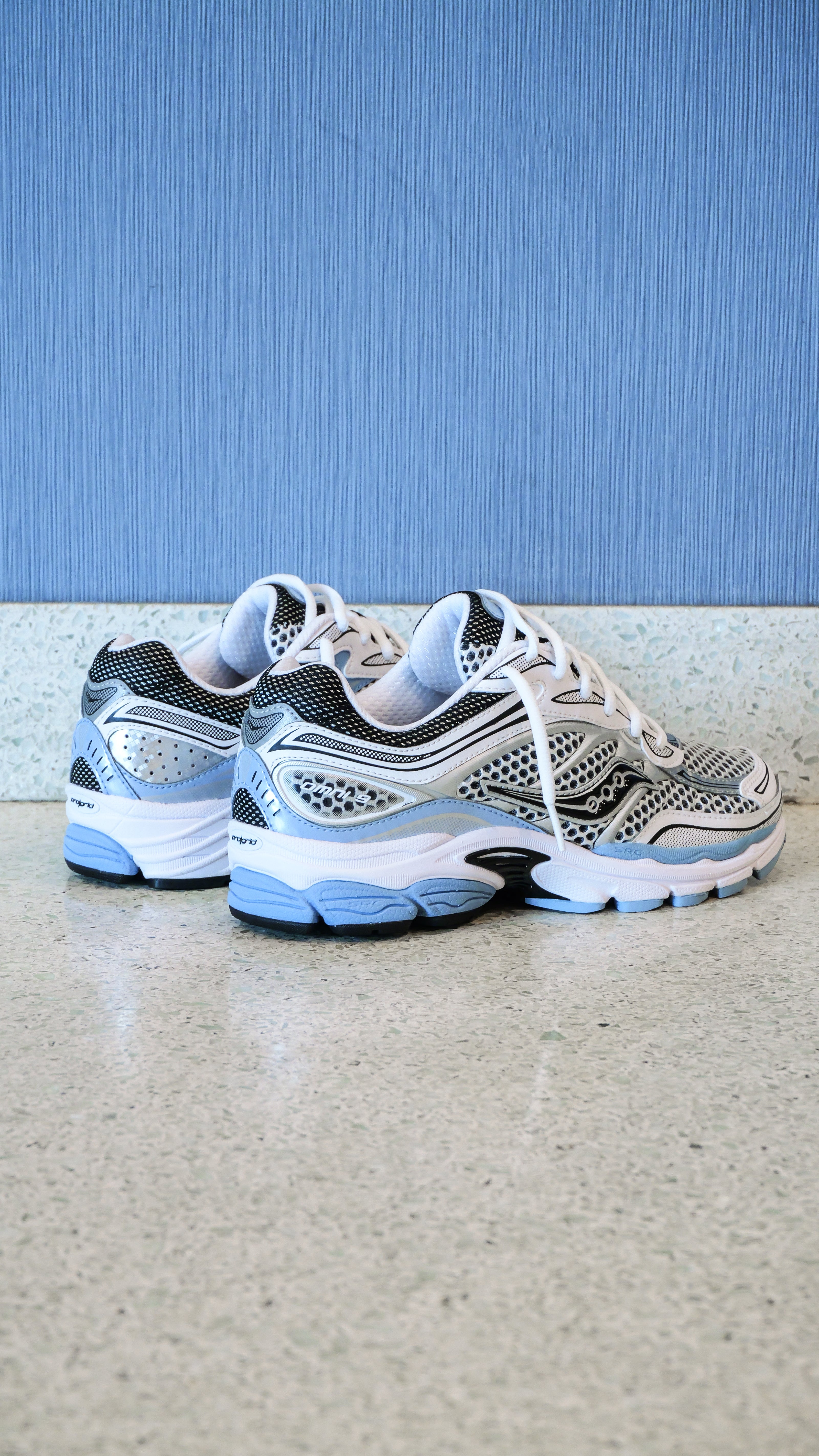 Mens Saucony ProGrid Omni 9 (Blissful/White)