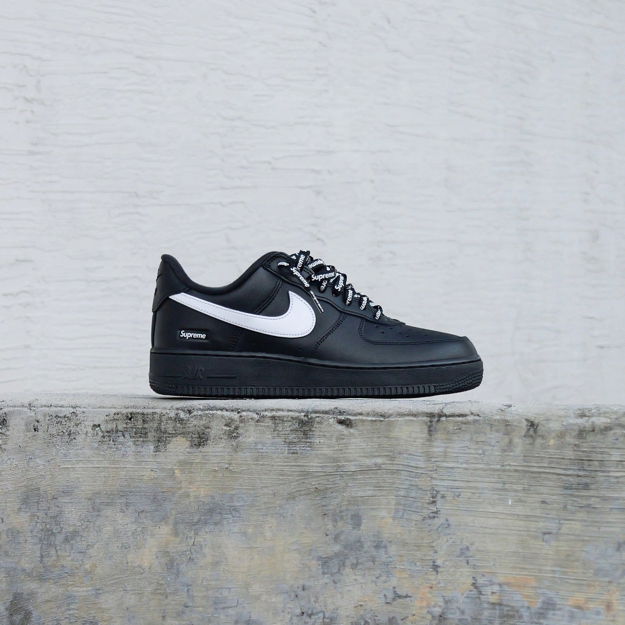 Nike x Supreme Air Force 1 Low SP (Black/White) - Nike