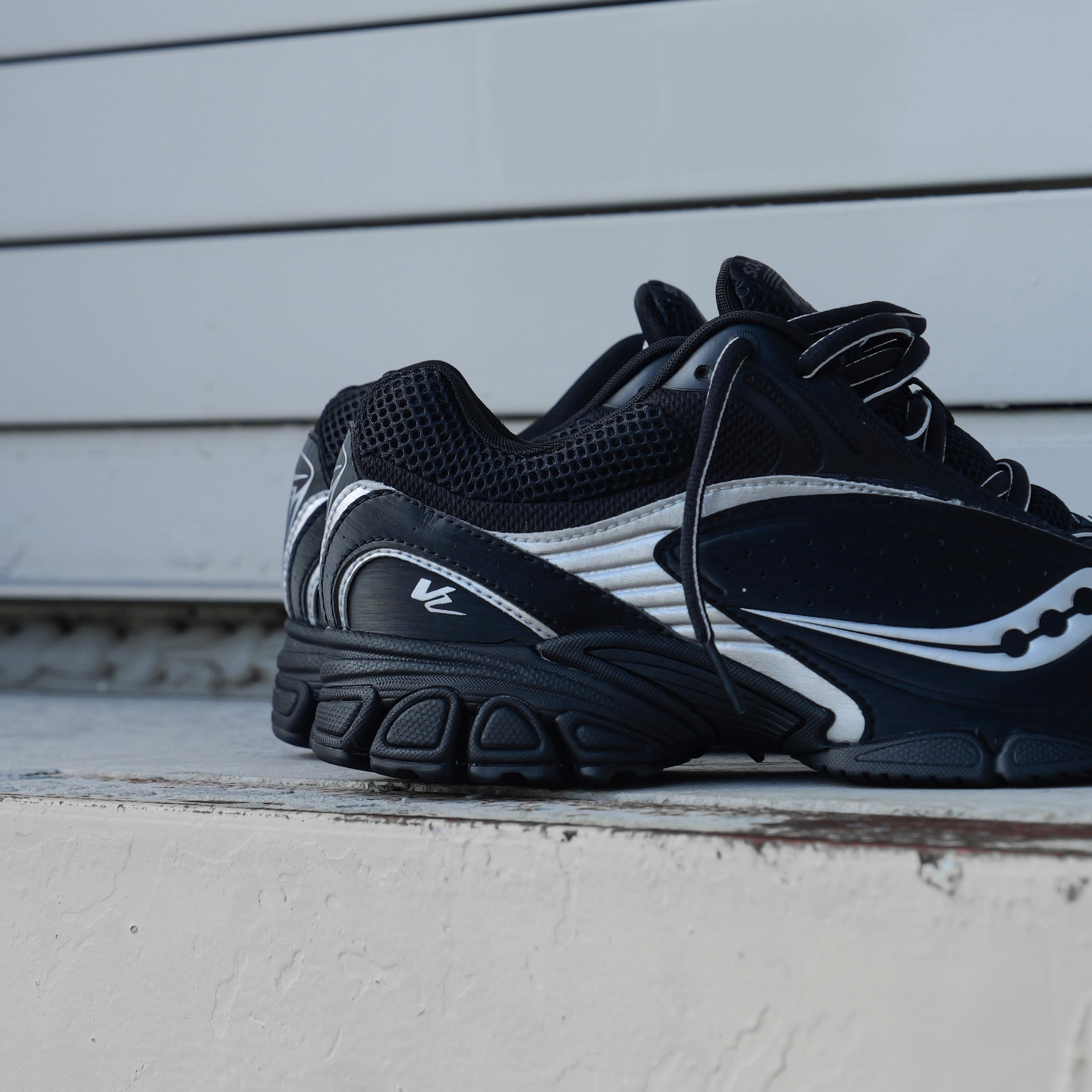 Mens Saucony ProGrid V2 (Black/Silver) - Saucony