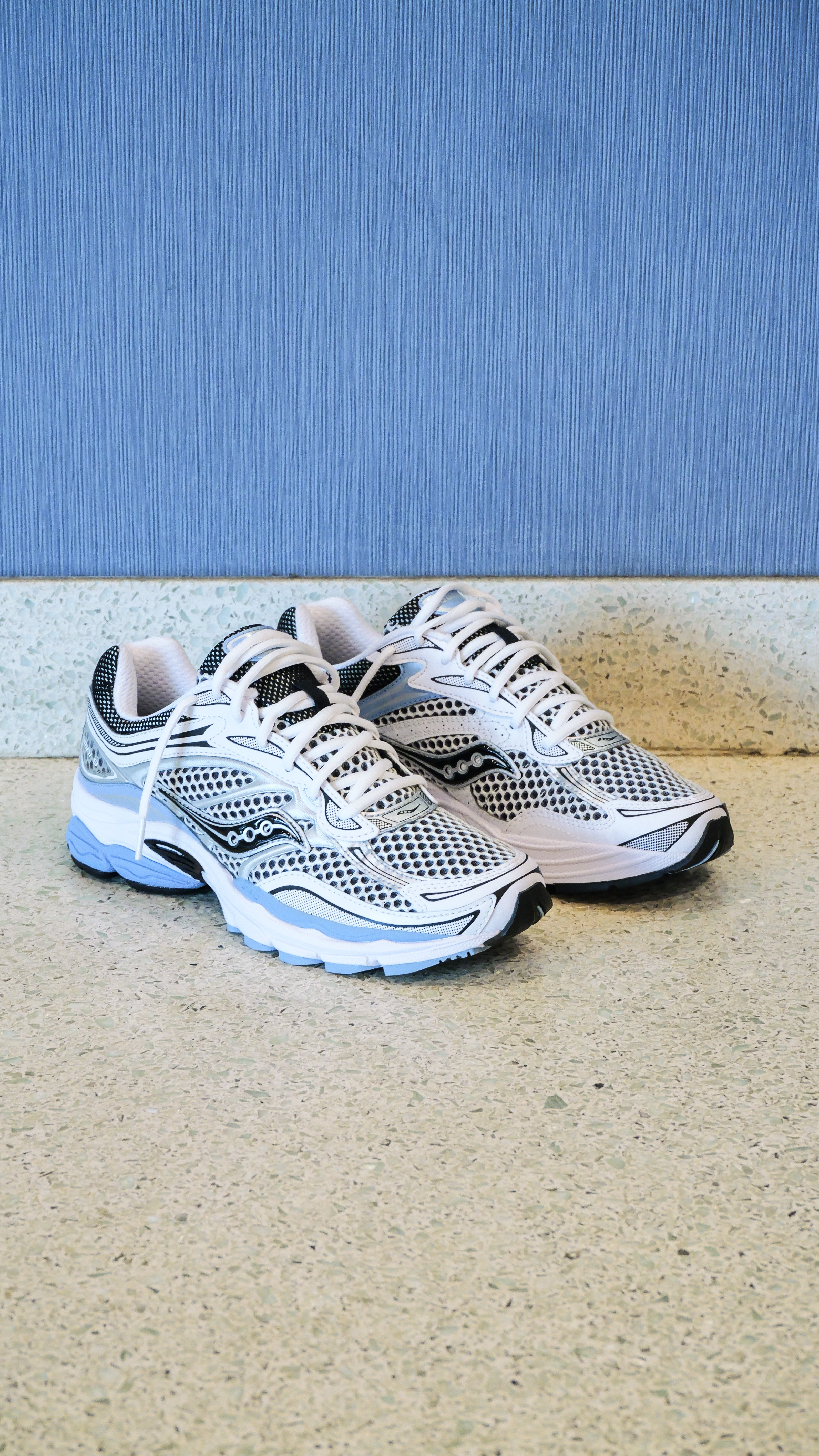 Mens Saucony ProGrid Omni 9 (Blissful/White)