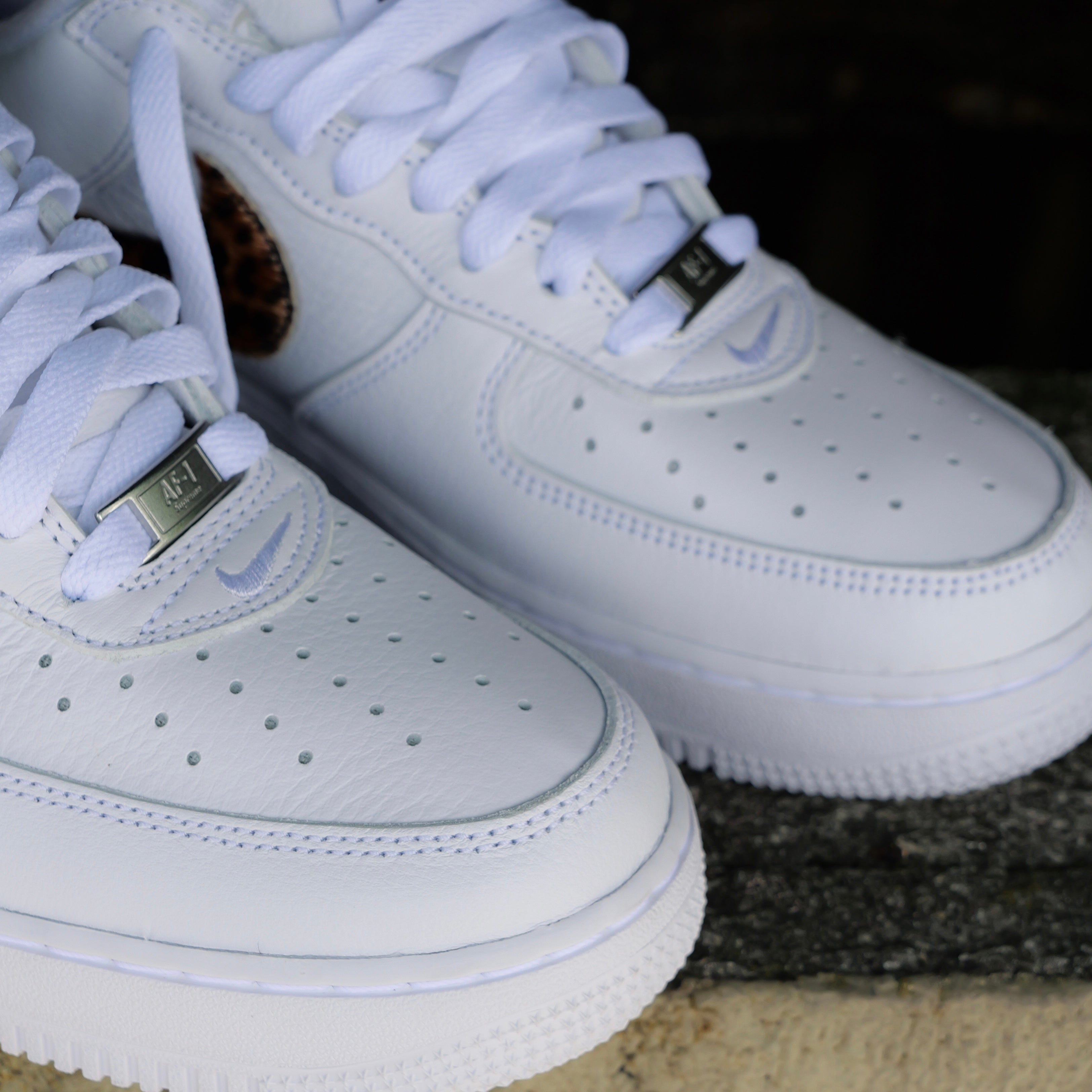 Nike x Supreme Air Force 1 Low SP (White/Cheetah) - Nike