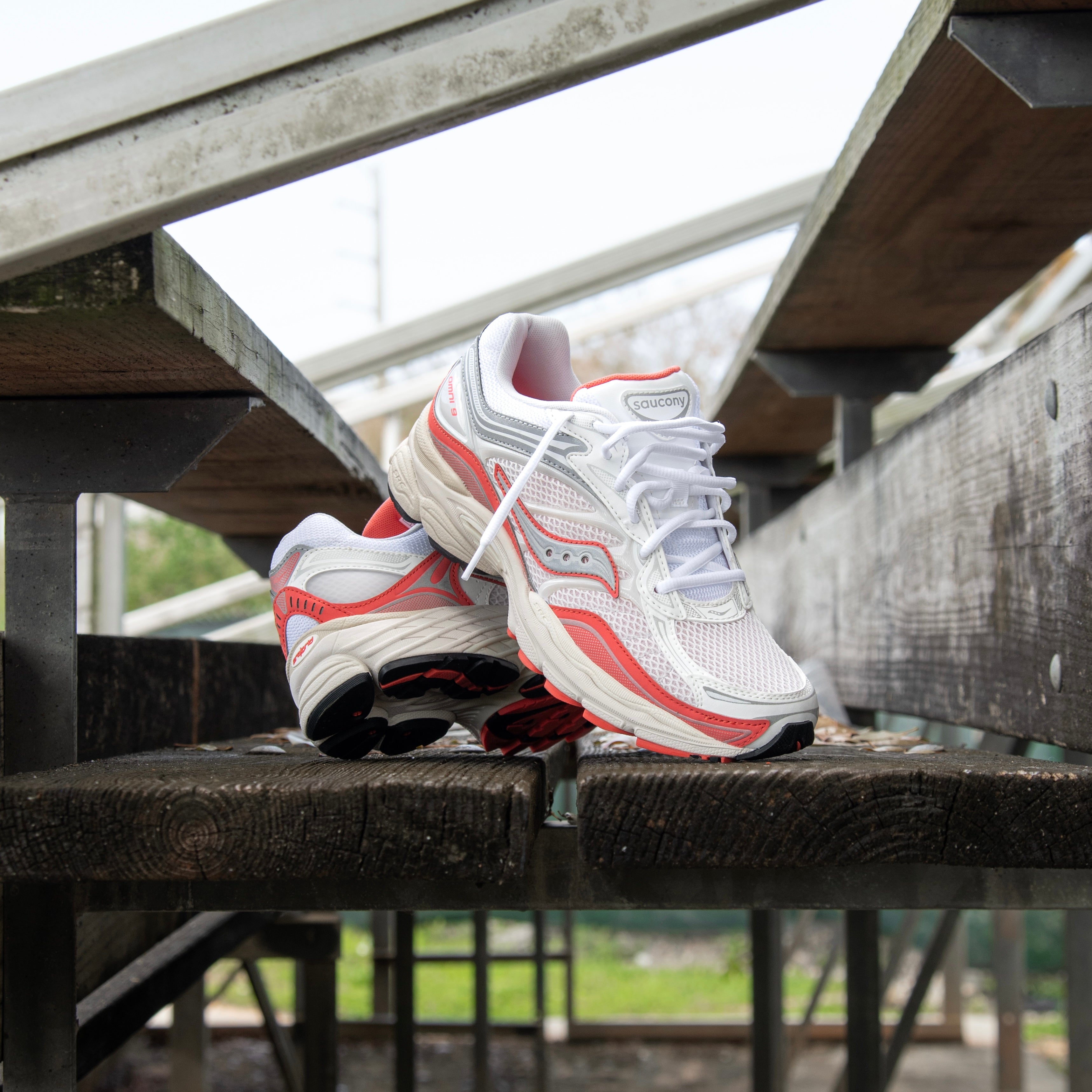 Mens Saucony ProGrid Omni 9 (Ivory/Coral) - Saucony