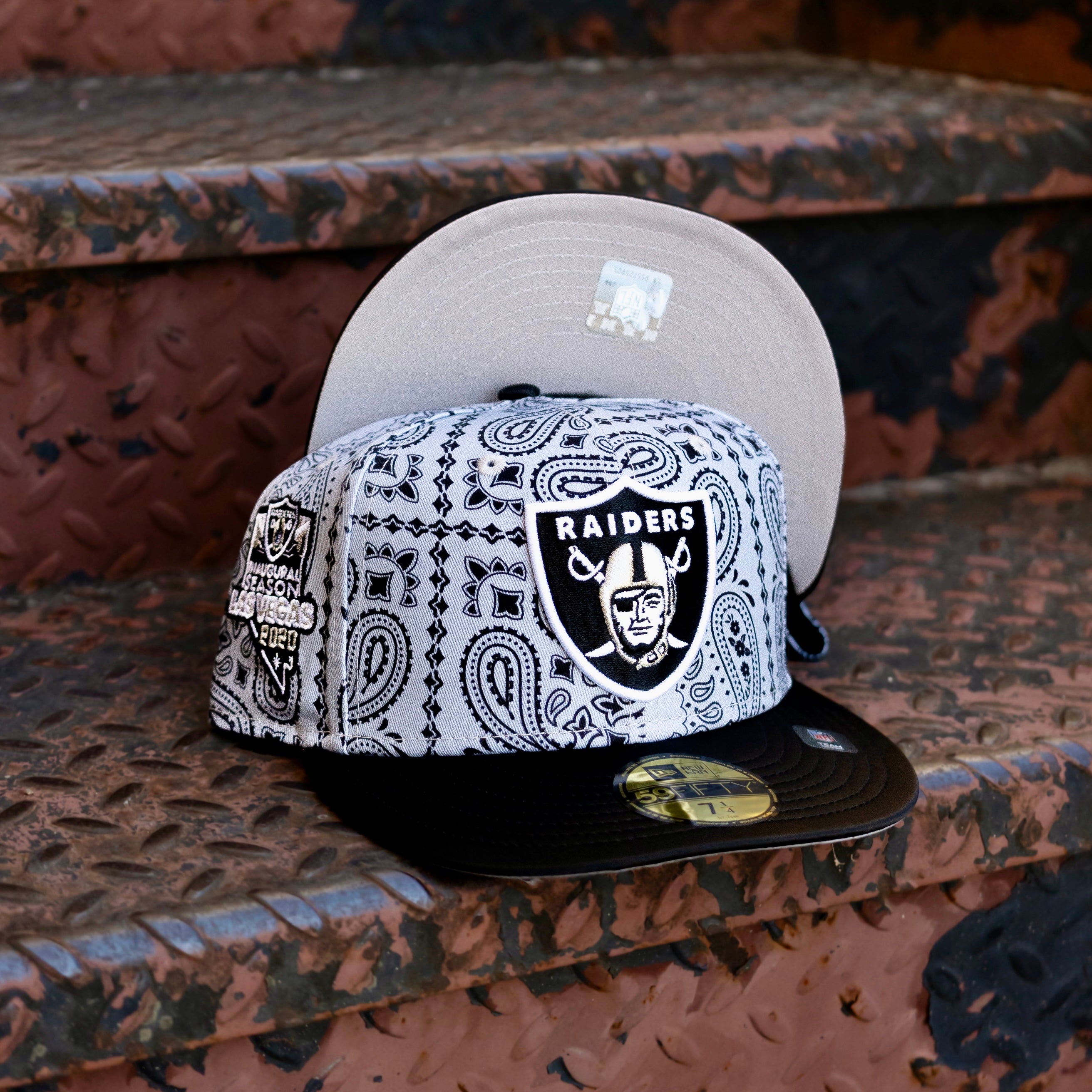 New Era Las Vegas Raiders 2020 Inaugural Season Grey UV (Grey/Black Paisley) - New Era