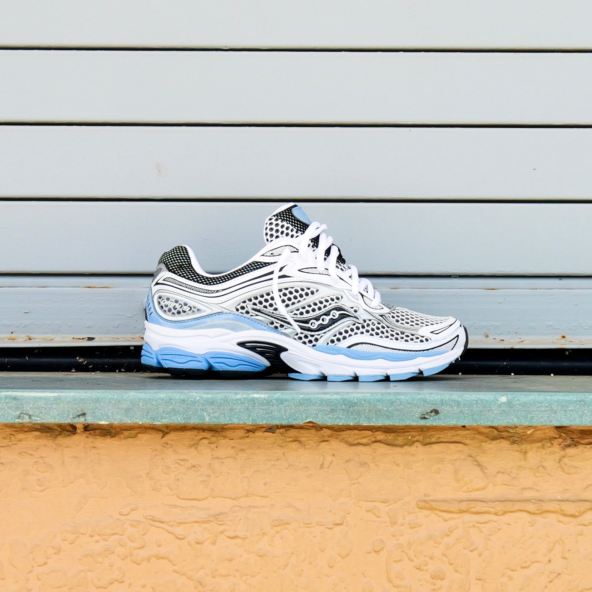 Mens Saucony ProGrid Omni 9 (Blissful/White)