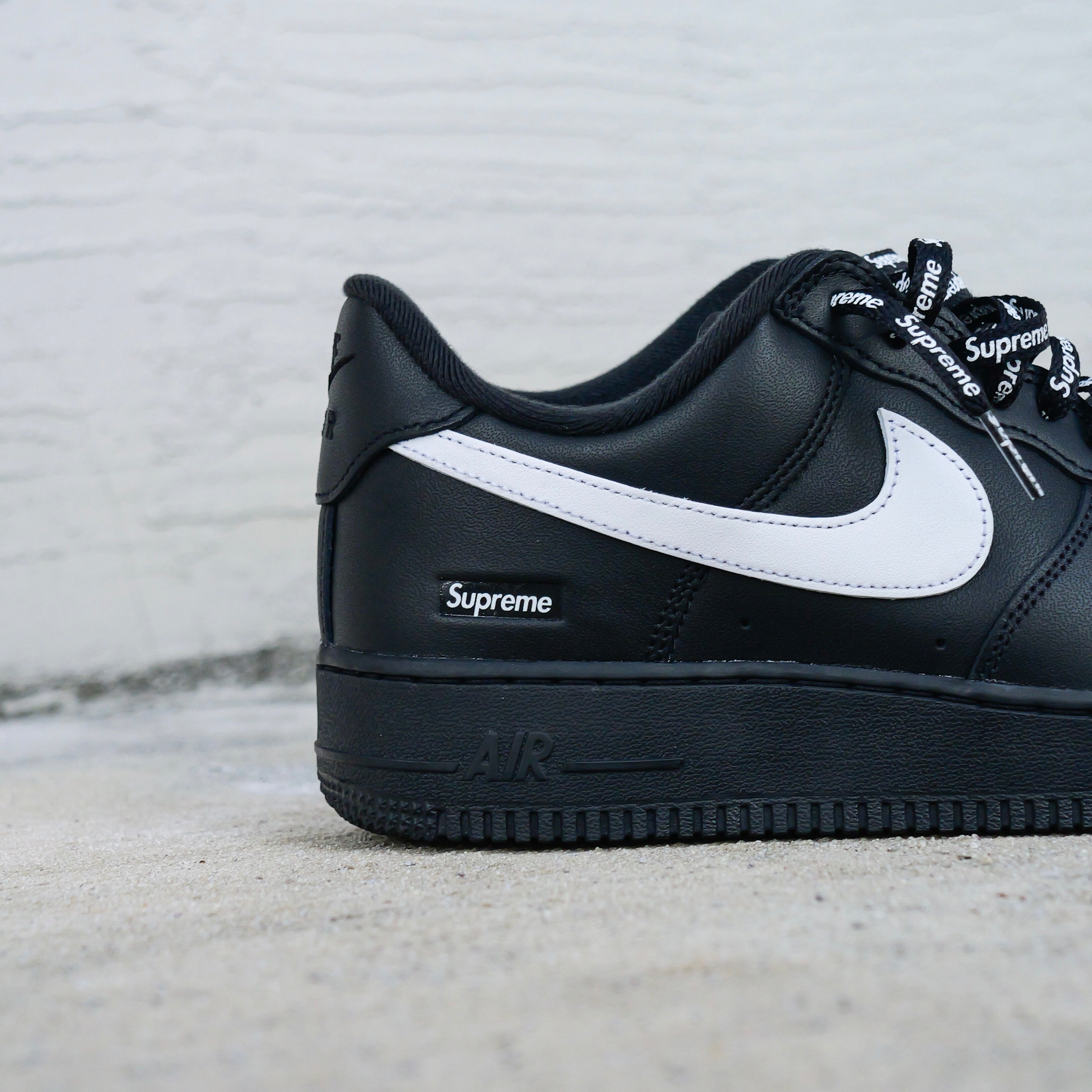 Nike x Supreme Air Force 1 Low SP (Black/White) - Nike