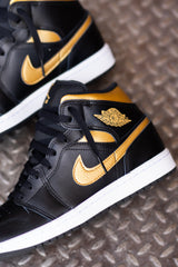 Mens Air Jordan 1 Mid (Black/Metallic Gold/White)