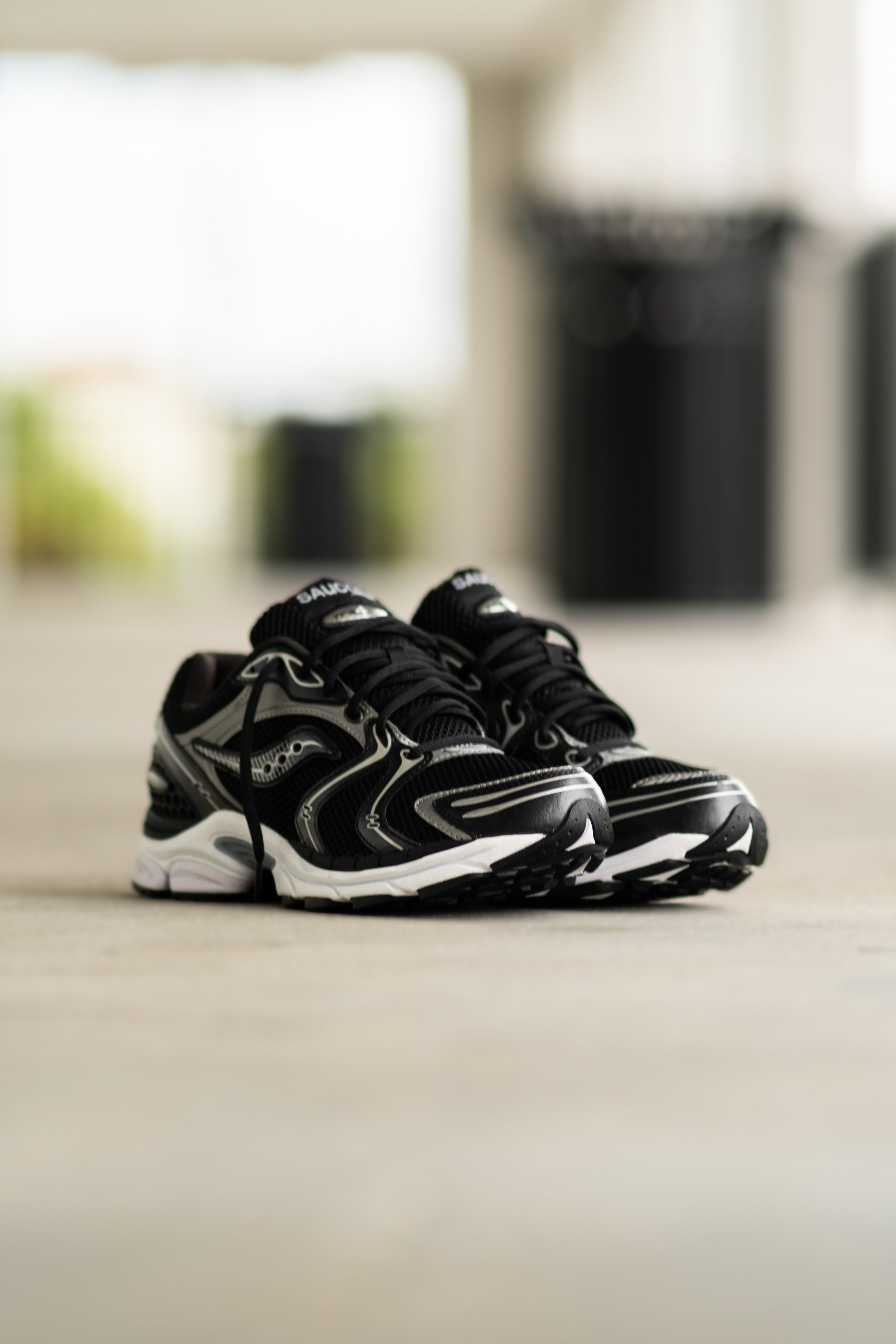 Mens Saucony ProGrid Triumph 4 (Black/Silver)