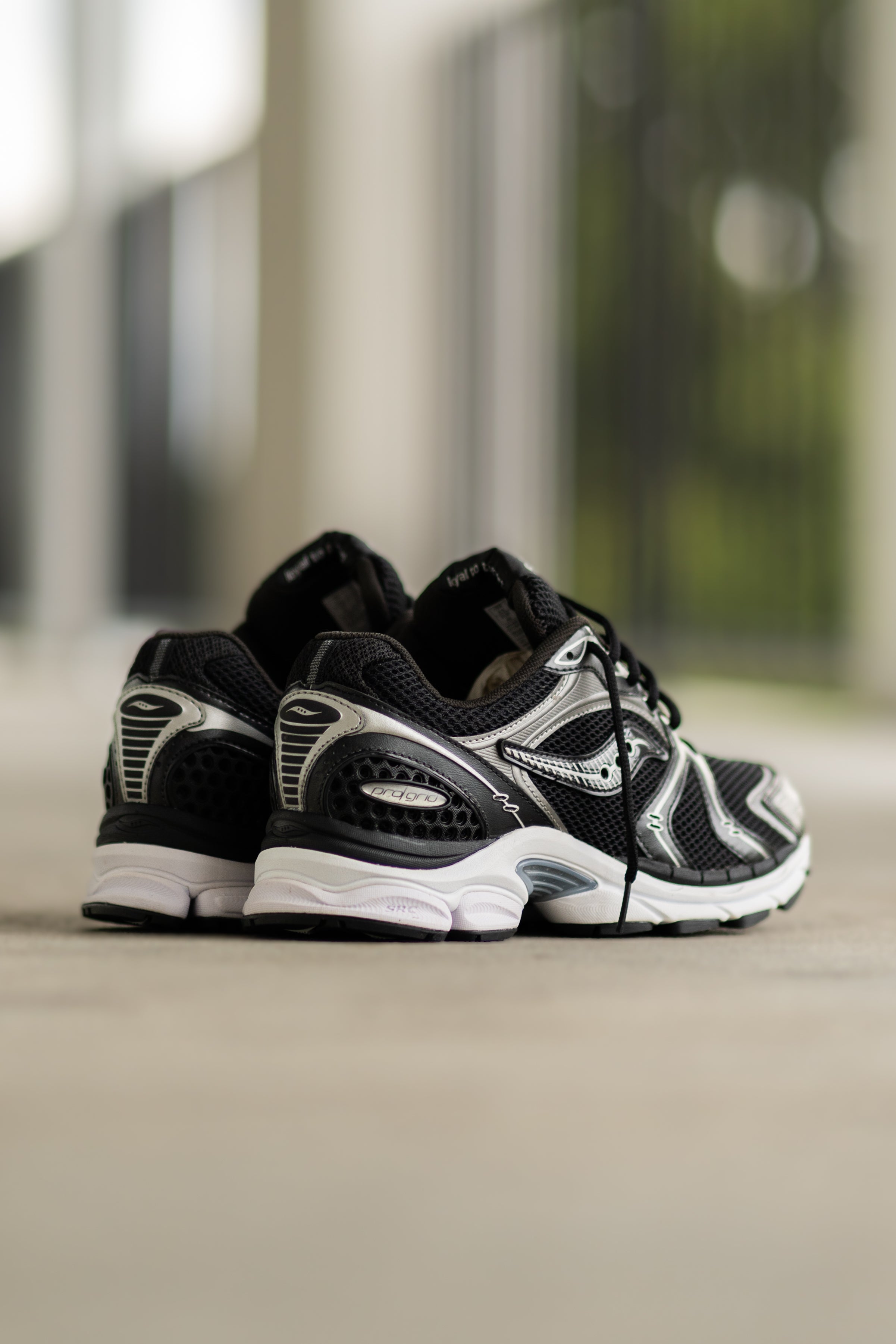 Mens Saucony ProGrid Triumph 4 (Black/Silver)