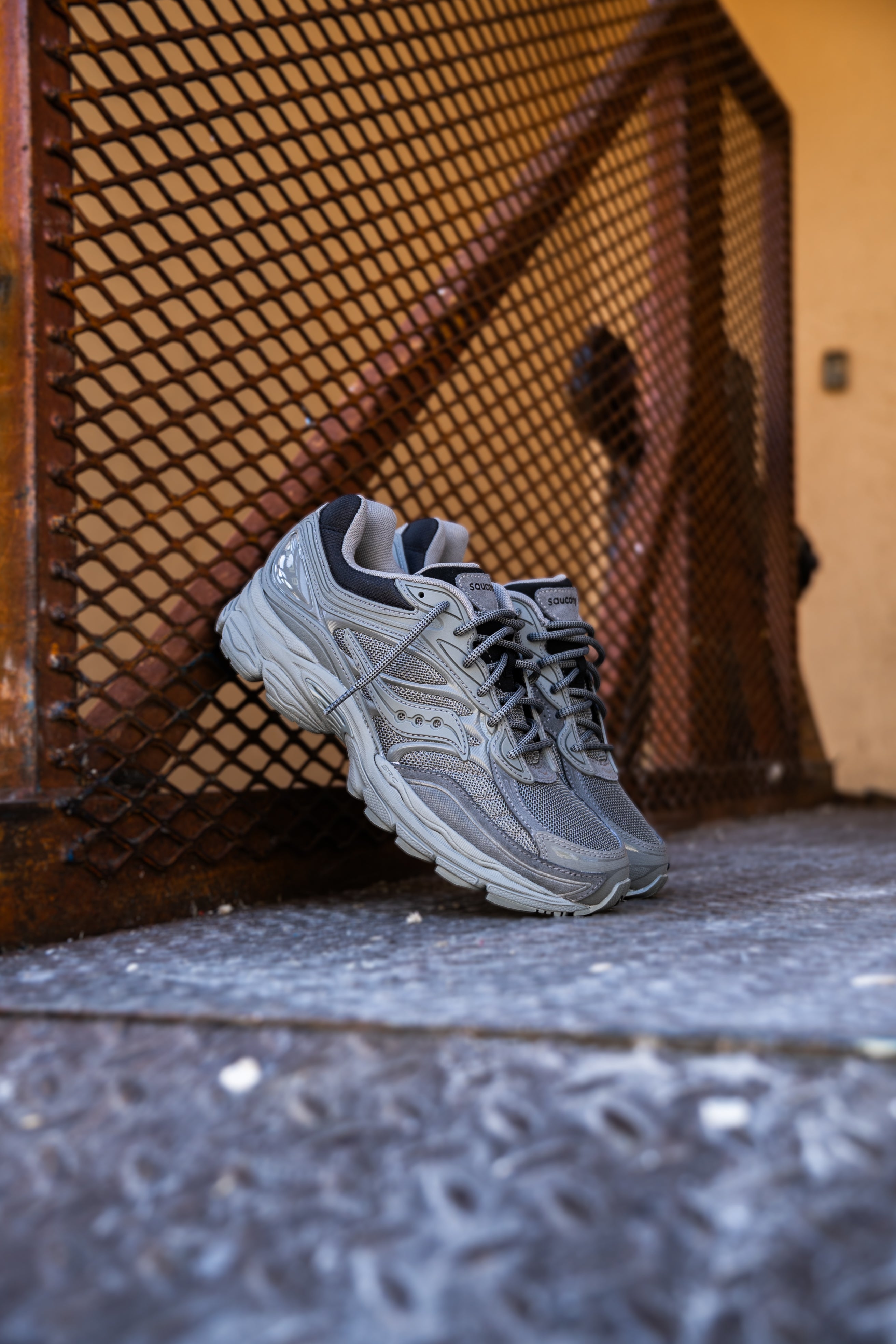 Mens Saucony ProGrid Omni 9 (Grey/Gris) - Saucony